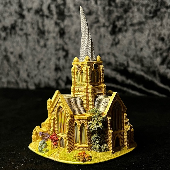 Lilliput Lane | Crooked Spire Chesterfield | Britain’s Heritage Collection - Picture 4 of 14